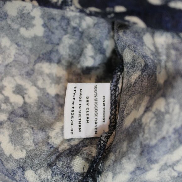 19 Cooper Blue and White Floral V-Neck Blouse (Medium) - Picture 4 of 5